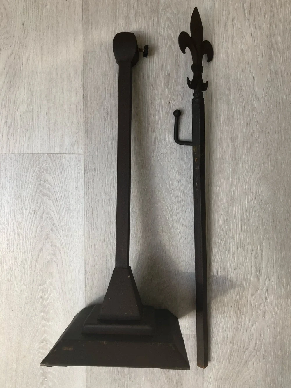 Bronze Metal Fleur-de-lis Adjustable Mantel Tabletop Wreath Stand Holder